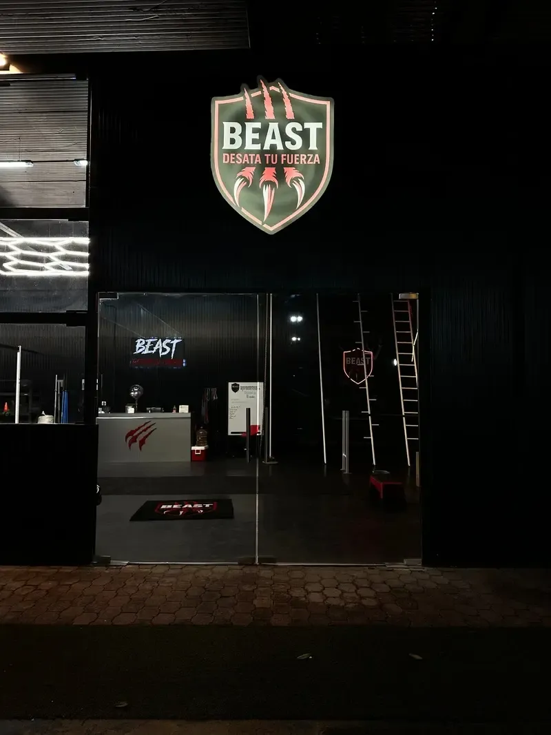 Zona de peso libre de BEAST GYM